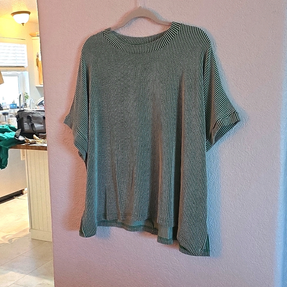 💚 Green Raised Rib Oversized Top – Size Large